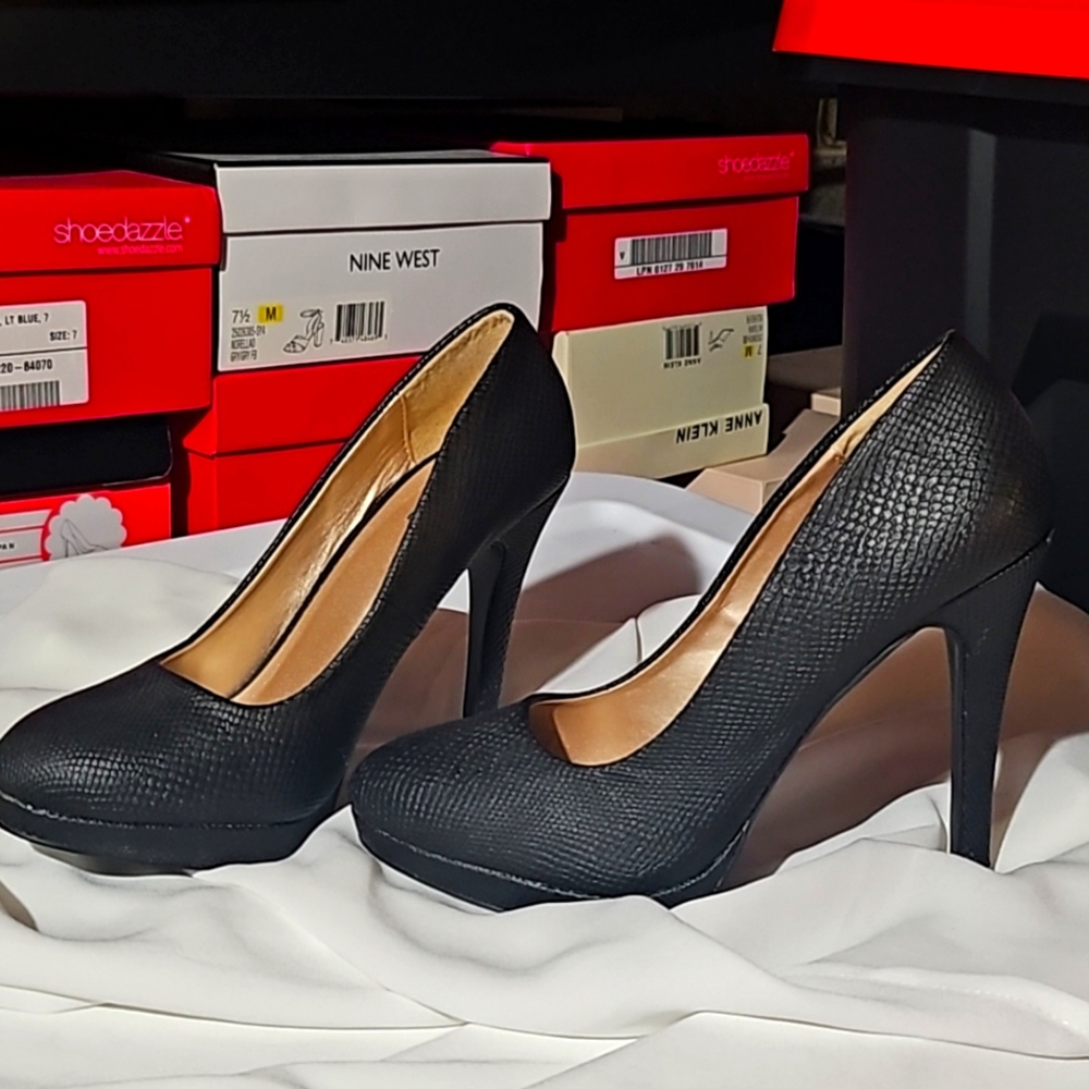 Black round toe heels size 7
